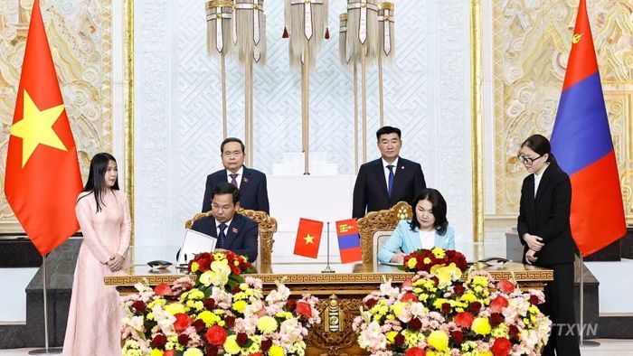 Chủ tịch Quốc hội Trần Thanh Mẫn và Chủ tịch Quốc hội Mông Cổ Sandag Byambatsogt chứng kiến hai Tổng Thư ký Quốc hội ký “Bản ghi nhớ hợp tác giữa Văn phòng Quốc hội Việt Nam và Văn phòng Quốc hội Mông Cổ”. (Ảnh: Doãn Tấn/TTXVN)