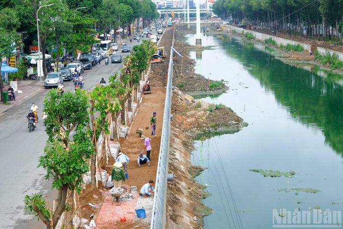 Rạch Đá Đỏ, đoạn từ đường Nguyễn Hoàng đến sông Sài Gòn, đi qua địa bàn phường An Khánh và phường Bình Trưng, chạy song song tuyến metro số 1 Bến Thành-Suối Tiên và đường Võ Nguyên Giáp. Sau thời gian cải tạo, tuyến rạch đang từng bước khoác lên diện mạo mới.