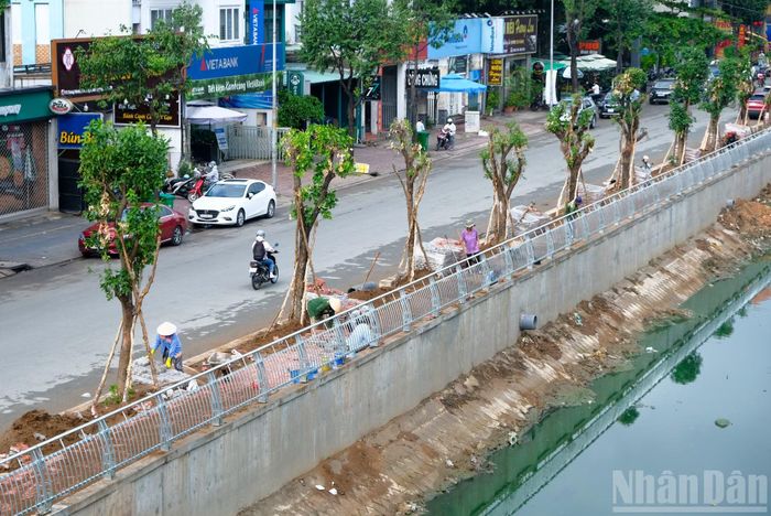 Hệ thống kè dọc hai bên rạch được xây dựng kiên cố, thay thế những đoạn bờ cũ xuống cấp, góp phần ổn định dòng chảy và hạn chế tình trạng sạt lở.