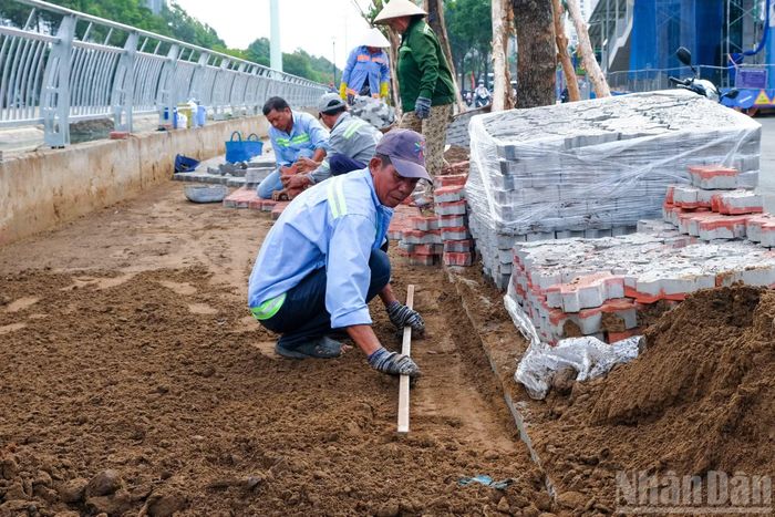 Công nhân tiếp tục hoàn thiện những hạng mục cuối cùng trên tuyến rạch Đá Đỏ.