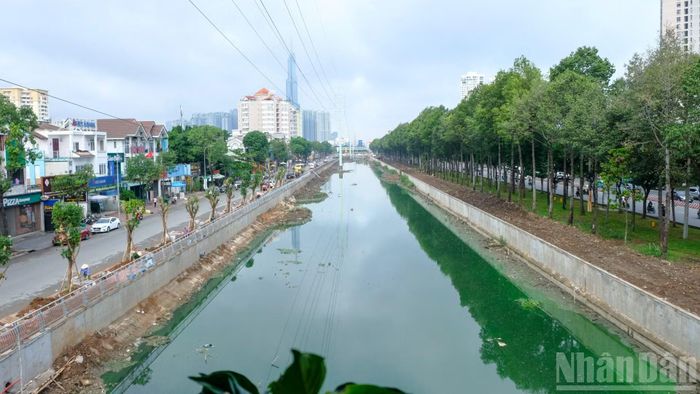 Rạch Đá Đỏ từng bước thay đổi diện mạo với lòng rạch được nạo vét.