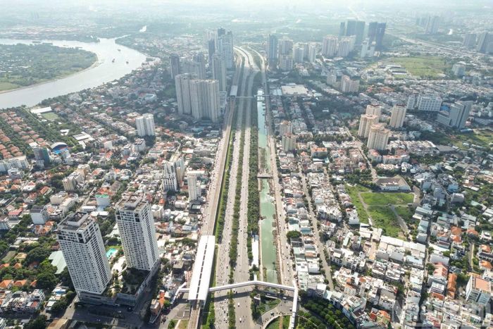 Một đoạn tuyến tiếp giáp rạch Đá Đỏ với sông Sài Gòn sau khi được khơi thông. Đây là vị trí có ý nghĩa quan trọng trong việc kết nối dòng chảy của toàn tuyến rạch.