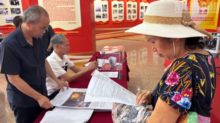 Việc đông người dân trực tiếp đến tìm hiểu, tra cứu và ghi ý kiến cho thấy phương án chỉnh trang Hồ Gươm đang nhận được sự quan tâm lớn.