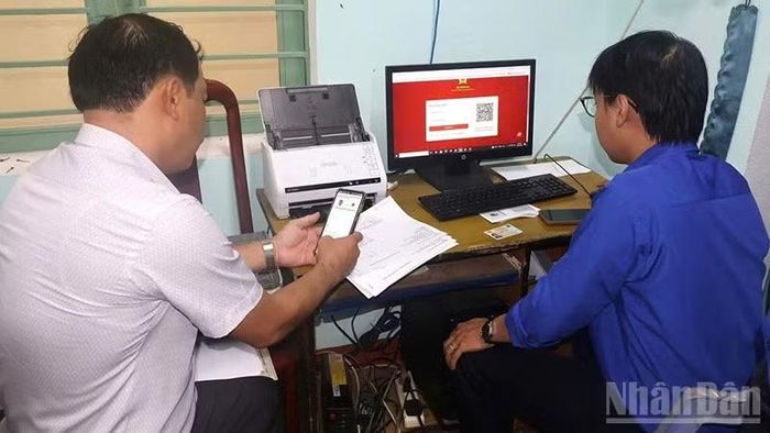 Xã Thạnh Bình xác định chuyển đổi số phải bắt đầu từ người dân, lấy người dân làm trung tâm, làm cho người dân thấy công nghệ là thứ dễ dàng, thiết thực. (Ảnh: TB)