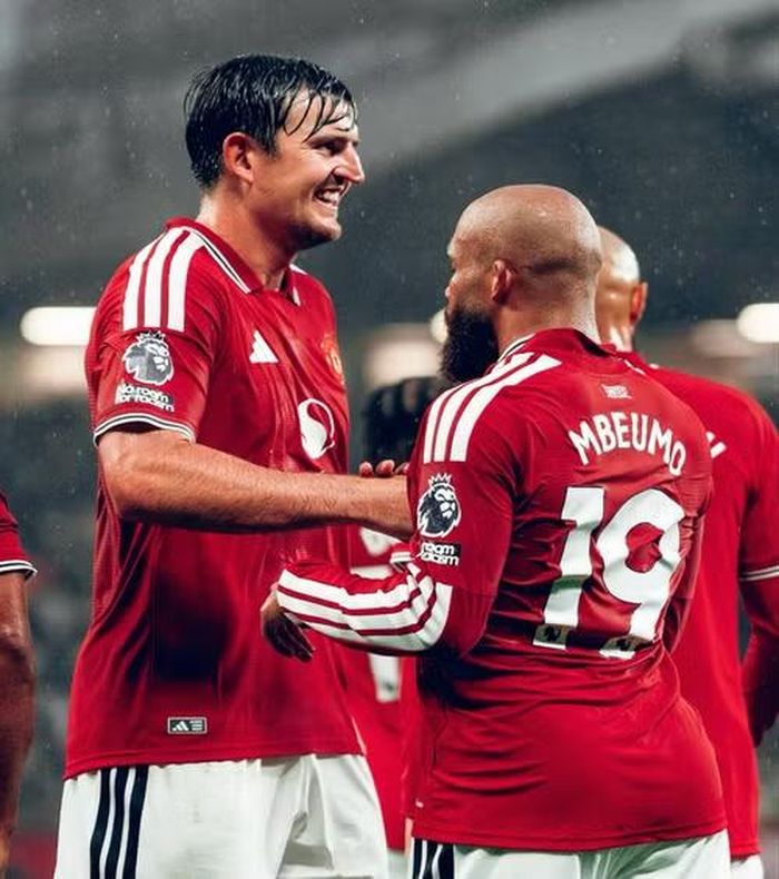 Maguire và Mbeumo - những niềm hy vọng ở hàng thủ và hàng công của Quỷ Đỏ. (Ảnh: MUFC)
