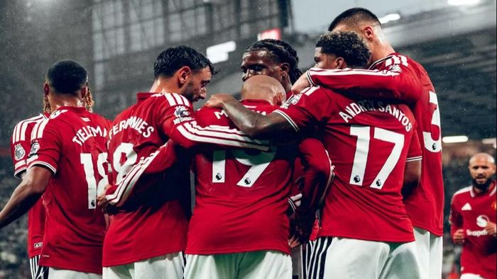 Andrey Santos, Youri Tielemans ăn mừng bàn thắng. (Ảnh: MUFC)