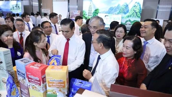 Các đại biểu tham quan sản phẩm hàng hóa trưng bày tại Chương trình ký Thỏa thuận hợp tác phát triển kinh tế-xã hội giai đoạn 2026-2030 (Ảnh: CTV)