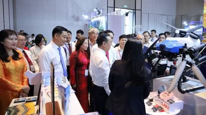 Các đại biểu tham quan sản phẩm công nghệ trưng bày tại Chương trình ký Thỏa thuận hợp tác phát triển kinh tế-xã hội giai đoạn 2026-2030. (Ảnh: CTV)