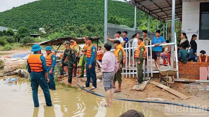 Lực lượng chức năng xã Tà Đùng được huy động đến vùng ngập lụt để hỗ trợ người dân. (Ảnh: CTV)