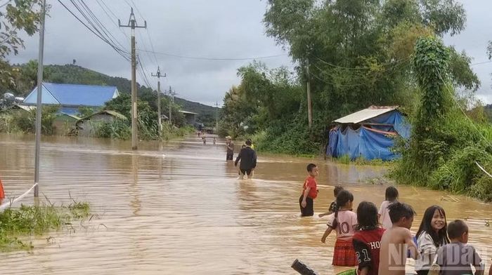 Trục đường chính tại thôn Đắk R'Măng 1 và Đắk R'Măng 2, xã Tà Đùng ngập sâu trong nước. (Ảnh: CTV)