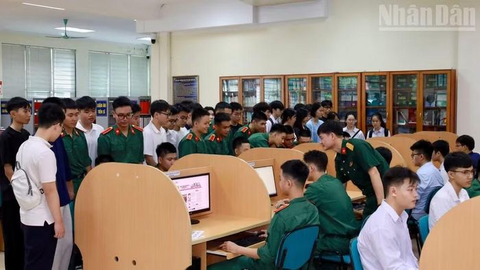 Các học viên, sinh viên tham quan thư viện, phòng đọc, hệ thống giáo trình, tài liệu dạy học. (Ảnh: TUẤN DŨNG)