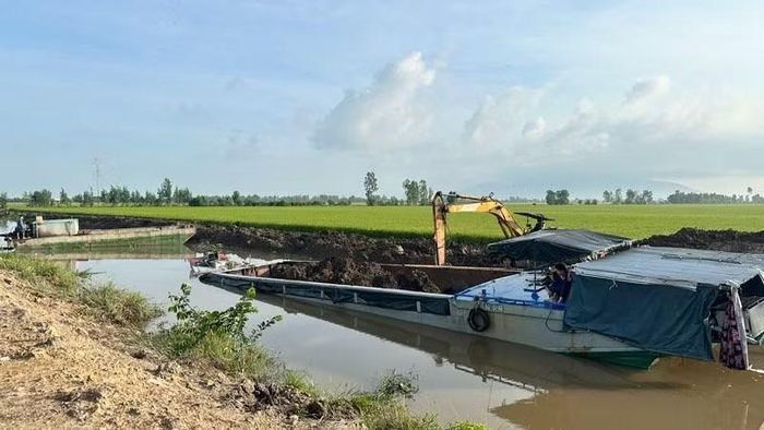 Hiện trường khai thác khoáng sản trái phép. (Ảnh: NGỌC KHUÊ)