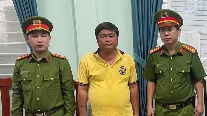 Cơ quan Cảnh sát điều tra tống đạt Quyết định khởi tố vụ án, bị can Nguyễn Văn Tỉnh. (Ảnh: NGỌC KHUÊ)