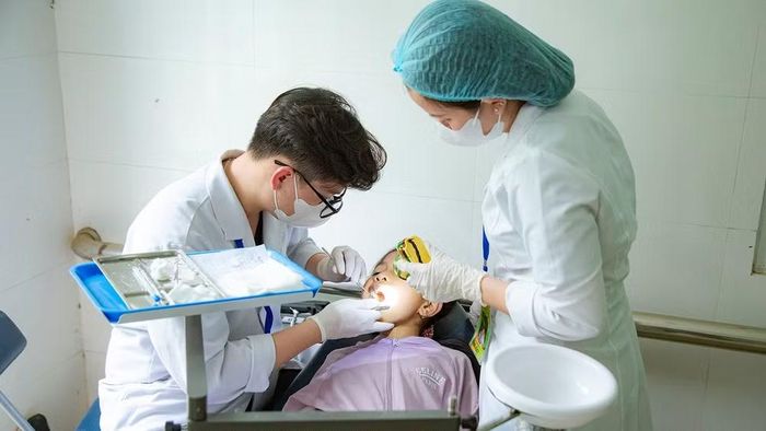 Khám răng miễn phí cho các em thiếu nhi. (Ảnh: THÀNH ĐOÀN)