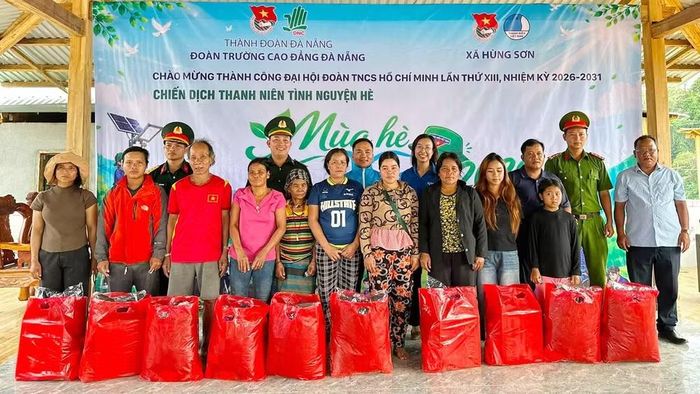 Cùng nhiều suất quà trao tặng các gia đình khó khăn. (Ảnh: THÀNH ĐOÀN)