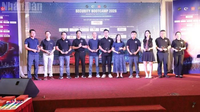Hiệp hội Internet Việt Nam tặng kỷ niệm chương cho các đơn vị phối hợp và tài trợ cho sự kiện. (Ảnh: CÔNG LÝ)