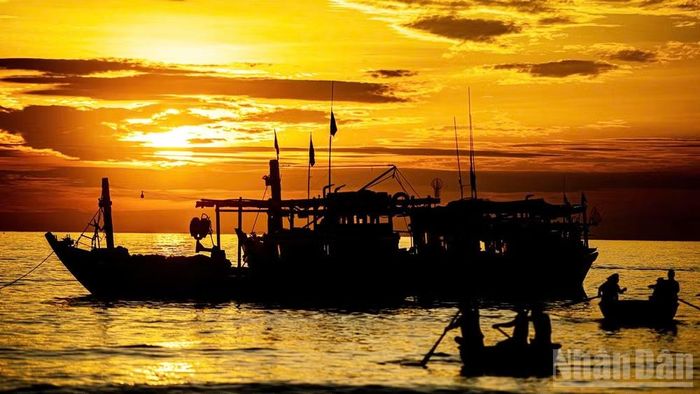 Bình minh nơi làng chài Tam Tiến (Đà Nẵng). (Ảnh: THANH TÂM)