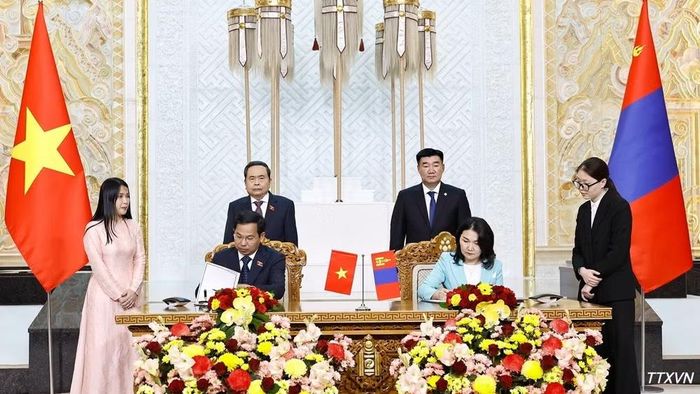 Chủ tịch Quốc hội Trần Thanh Mẫn và Chủ tịch Quốc hội Mông Cổ Sandag Byambatsogt chứng kiến hai Tổng Thư ký Quốc hội ký “Bản ghi nhớ hợp tác giữa Văn phòng Quốc hội Việt Nam và Văn phòng Quốc hội Mông Cổ”. (Ảnh: Doãn Tấn/TTXVN)