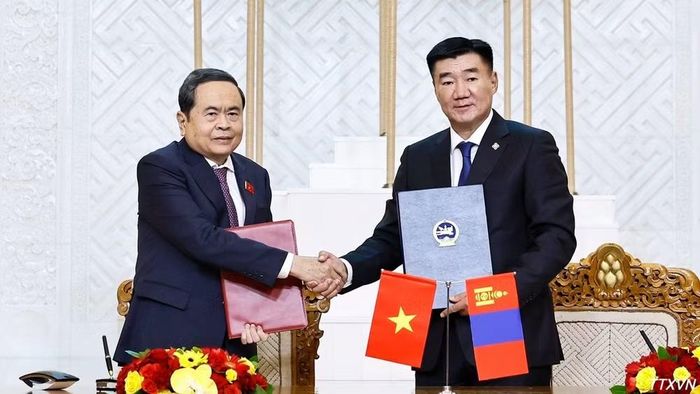 Chủ tịch Quốc hội Trần Thanh Mẫn và Chủ tịch Quốc hội Mông Cổ Sandag Byambatsogt ký kết Bản ghi nhớ hợp tác giữa Quốc hội Việt Nam và Quốc hội Mông Cổ. (Ảnh: Doãn Tấn/TTXVN)
