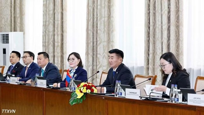 Chủ tịch Quốc hội Sandag Byambatsogt và thành viên đoàn Mông Cổ tại cuộc hội đàm với Chủ tịch Quốc hội Trần Thanh Mẫn. (Ảnh: Doãn Tấn/TTXVN)