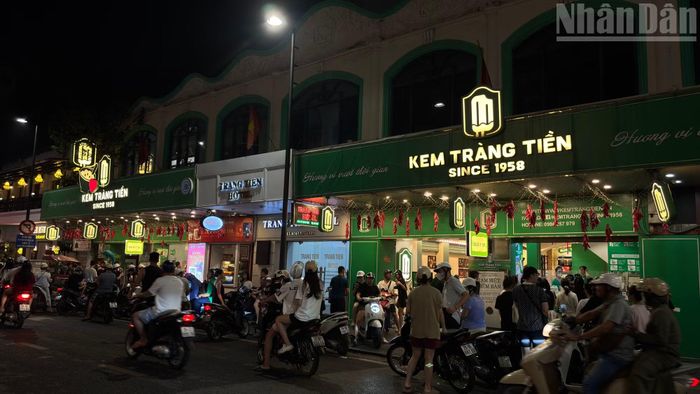 Tuy nhiên, với nhiều người, việc không còn mua kem tại đúng địa chỉ số 35 Tràng Tiền vẫn là một sự thay đổi đáng tiếc. Vì vậy, trong 5 ngày cuối, dòng người tìm đến đây không chỉ để ăn một que kem mà còn để chụp một bức ảnh, viết một lời nhắn và lưu lại một phần ký ức trước khi địa chỉ quen thuộc chính thức khép lại.