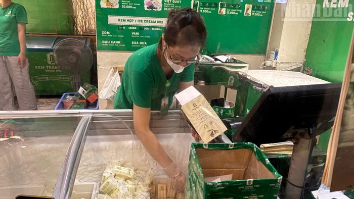Việc dừng bán tại số 35 Tràng Tiền không đồng nghĩa thương hiệu chấm dứt hoạt động. Theo thông tin được công bố, khách hàng vẫn có thể thưởng thức sản phẩm tại các điểm bán khác của Kem Tràng Tiền.