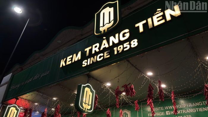 35 Tràng Tiền được xem là một trong những địa chỉ mang tính biểu tượng của thương hiệu. Kem Tràng Tiền ra đời năm 1958 và những sản phẩm đầu tiên được sản xuất, bán tại chính địa chỉ này.