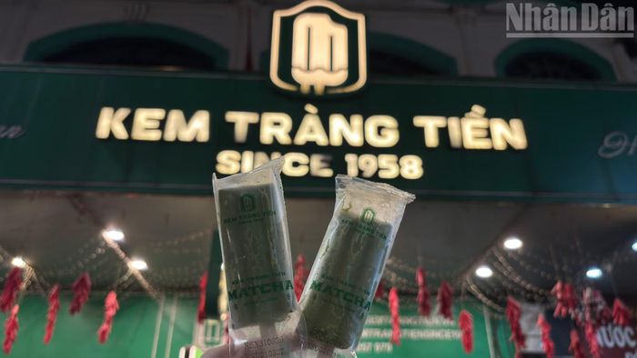 Tranh thủ cuối giờ làm, chị Nguyễn Hà Phương (phường Giảng Võ, Hà Nội) cùng bạn thân đến để thưởng thức kem và chụp ảnh lưu lại kỷ niệm. "“Em sinh ra và lớn lên ở Hà Nội nên Kem Tràng Tiền gần như là một phần ký ức tuổi thơ của em. Hồi nhỏ, mỗi lần đi qua khu vực Hồ Gươm, em đều thích được bố mẹ cho vào ăn một que kem. Sau này đi làm, thỉnh thoảng tan giờ, em lại rủ bạn thân ghé qua 35 Tràng Tiền, vừa ăn kem vừa trò chuyện, nhất là những hôm muốn tìm một chỗ để thư giãn sau một ngày làm việc. Biết điểm bán sắp đóng cửa, hôm nay chúng em rủ nhau đến ăn một lần nữa và chụp vài tấm ảnh làm kỷ niệm. Nghĩ sau này không còn được ngồi đây ăn kem nữa, em thấy khá hụt hẫng và tiếc”, Hà Phương chia sẻ.