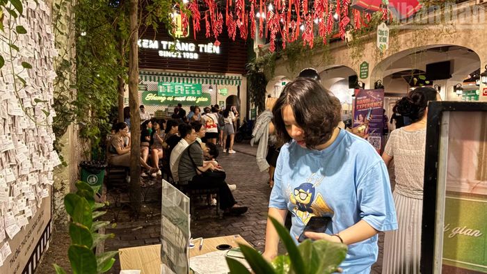 Có người viết vài dòng ngắn gọn như một lời chào tạm biệt; có người kể lại kỷ niệm tuổi thơ, những lần cùng gia đình đến ăn kem hoặc những buổi hẹn với bạn bè tại 35 Tràng Tiền.