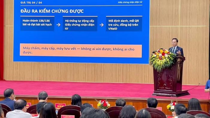 Đồng chí Trần Văn Khải, Phó Chủ nhiệm Ủy ban Khoa học, Công nghệ và Môi trường của Quốc hội, Chủ biên bộ học liệu khẳng định, Trung ương sẽ đồng hành với Ninh Bình suốt thời gian cao điểm thực hiện kế hoạch học tập của tỉnh. (Ảnh: YẾN TRINH)