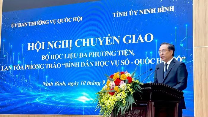  Đồng chí Đặng Thanh Sơn, Phó Chủ tịch Ủy ban nhân dân tỉnh Ninh Bình phát biểu tại hội nghị. (Ảnh: YẾN TRINH) 
