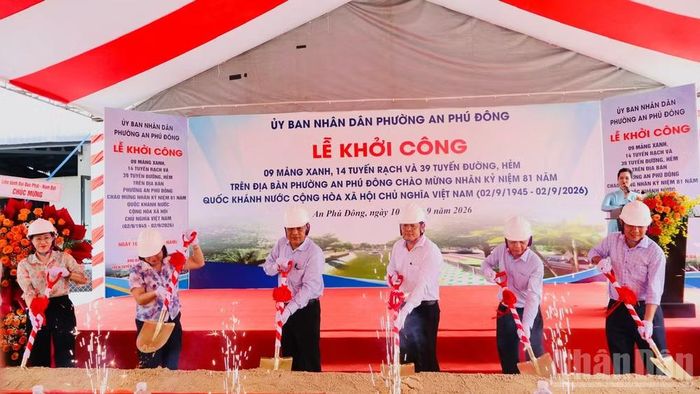 Các đại biểu thực hiện nghi thức khởi công các công trình.