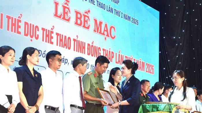 Trao Bằng khen của Ủy ban nhân dân tỉnh Đồng Tháp cho các tập thể, cá nhân. (Ảnh: NGUYỄN SỰ)