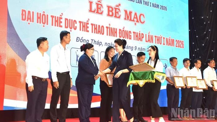 Giám đốc Sở Văn hóa, Thể thao và Du lịch tỉnh Đồng Tháp Nguyễn Thị Uyên Trang trao Bằng khen của Ủy ban nhân dân tỉnh Đồng Tháp cho các tổ chức, cá nhân có nhiều đóng góp cho đại hội. (Ảnh: NGUYỄN SỰ)