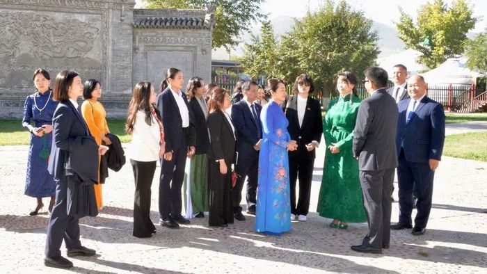 Phu nhân Chủ tịch Quốc hội Nguyễn Thị Thanh Nga và bà Gantsetseg Tsendsuren, Phu nhân Chủ tịch Quốc hội Mông Cổ thăm các công trình văn hóa, lịch sử tại thủ đô nước bạn. (Ảnh: LÊ TUYẾT)