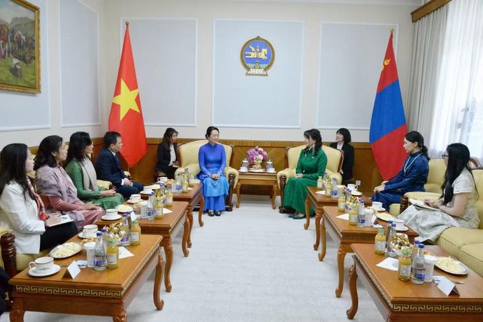 Phu nhân Chủ tịch Quốc hội Nguyễn Thị Thanh Nga và bà Gantsetseg Tsendsuren, Phu nhân Chủ tịch Quốc hội Mông Cổ trao đổi những lĩnh vực văn hóa, giữ gìn và lan tỏa truyền thống đặc sắc của mỗi dân tộc. (Ảnh: LÊ TUYẾT)