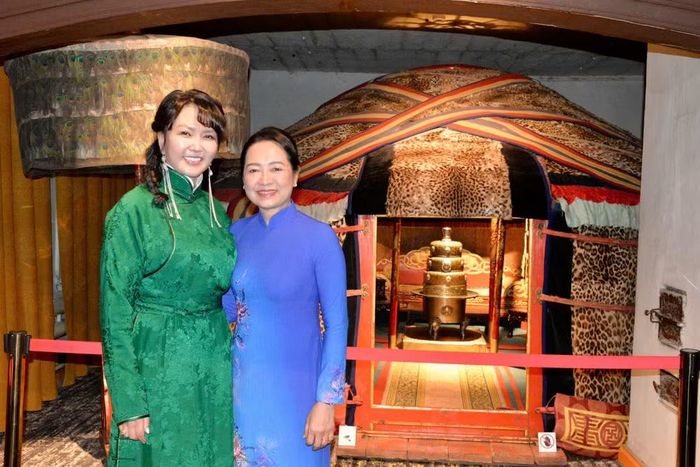 Phu nhân Chủ tịch Quốc hội Việt Nam và Phu nhân Chủ tịch Quốc hội Mông Cổ chụp ảnh kỷ niệm bên mô hình công trình văn hóa lịch sử của người dân nước bạn. (Ảnh: LÊ TUYẾT)