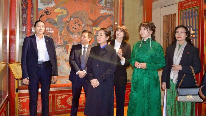 Phu nhân Chủ tịch Quốc hội Nguyễn Thị Thanh Nga và Phu nhân Chủ tịch Quốc hội Mông Cổ đến tham quan, tìm hiểu công trình văn hóa đặc sắc. (Ảnh: LÊ TUYẾT)