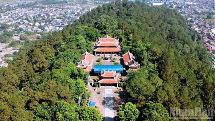 Đền thờ Hoàng đế Quang Trung tọa lạc trên núi Dũng Quyết.
