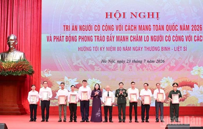 Đại tướng Phan Văn Giang, Ủy viên Bộ Chính trị, Phó Thủ tướng Chính phủ, Bộ trưởng Quốc phòng; Bí thư Trung ương Đảng, Phó Chủ tịch nước Võ Thị Ánh Xuân trao kỷ vật cho thân nhân liệt sĩ là cán bộ đi B. (Ảnh TRẦN HẢI)