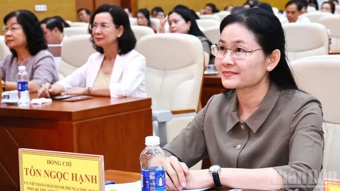 Đồng chí Tôn Ngọc Hạnh, Ủy viên Trung ương Đảng, Phó Bí thư Thường trực Thành ủy, Chủ tịch Hội đồng nhân dân thành phố Đồng Nai cùng các đại biểu dự hội nghị. (Ảnh: THIÊN VƯƠNG)