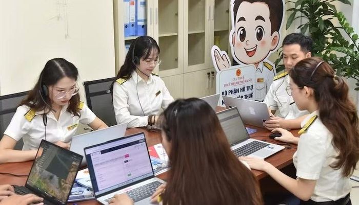 Cán bộ trực Tổng đài thuế Hà Nội. (Ảnh CTV)