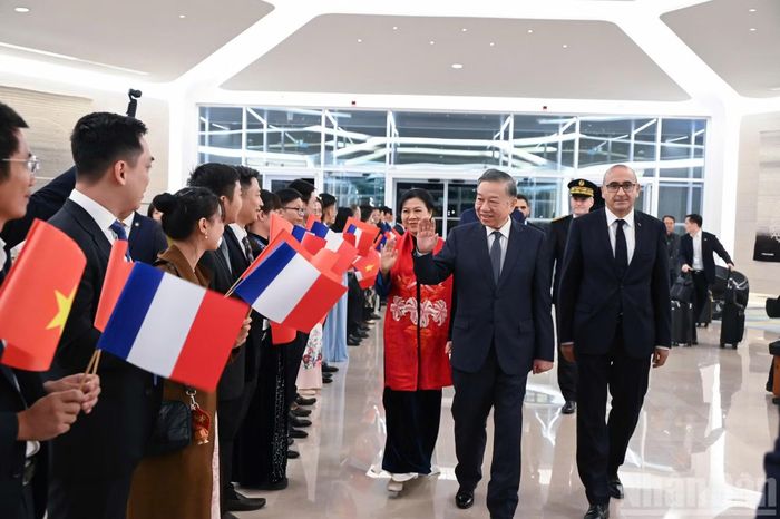 Đông đảo cán bộ, nhân viên Đại sứ quán, cơ quan đại diện Việt Nam và cộng đồng người Việt tại Pháp chào đón Tổng Bí thư, Chủ tịch nước Tô Lâm cùng Phu nhân và Đoàn đại biểu cấp cao Việt Nam thăm chính thức Cộng hòa Pháp.