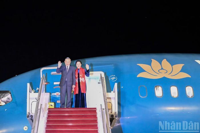 Tổng Bí thư, Chủ tịch nước Tô Lâm cùng Phu nhân và Đoàn đại biểu cấp cao Việt Nam đến thủ đô Paris, bắt đầu chuyến thăm chính thức Cộng hòa Pháp và dự Hội nghị Thượng đỉnh Không gian vũ trụ tại Paris theo lời mời của Tổng thống Pháp Emmanuel Macron.