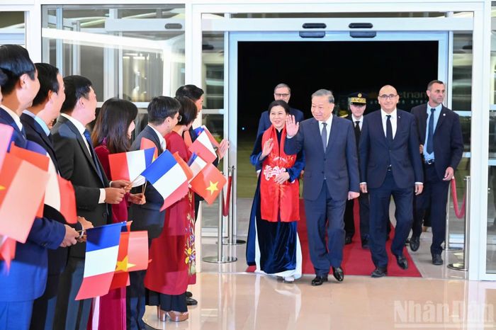 Cán bộ, nhân viên Đại sứ quán, các cơ quan đại diện Việt Nam và cộng đồng người Việt Nam tại Pháp nồng nhiệt chào đón Tổng Bí thư, Chủ tịch nước Tô Lâm và Phu nhân.