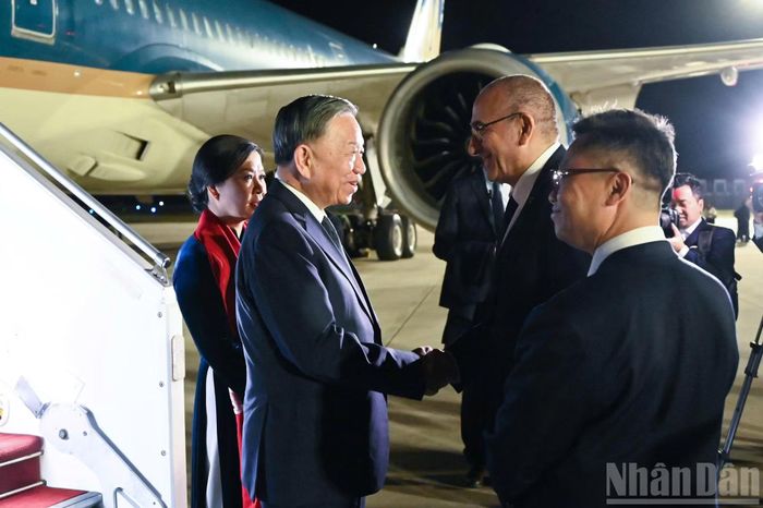 Bộ trưởng Nội vụ Pháp Laurent Nunez đón Tổng Bí thư, Chủ tịch nước Tô Lâm và Phu nhân tại sân bay.