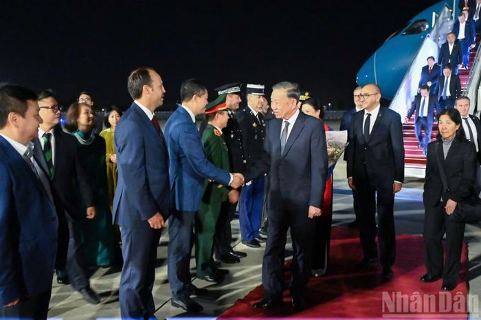 Đại biểu đón Tổng Bí thư, Chủ tịch nước Tô Lâm và Phu nhân tại sân bay Orly.