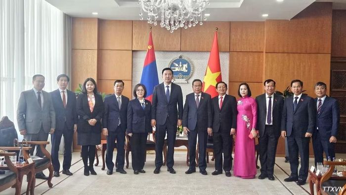 Chủ tịch Quốc hội Trần Thanh Mẫn và Thủ tướng Mông Cổ Nyam-Osor Uchral chụp ảnh lưu niệm với đại biểu. (Ảnh: TTXVN)