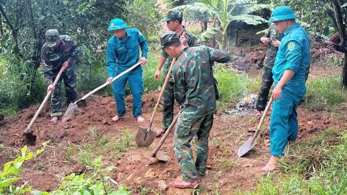 Lực lượng chức năng tìm kiếm, khai quật tại khu vực Gò May, thôn Phước Viên, xã Nông Sơn. (Ảnh: THU PHƯƠNG)