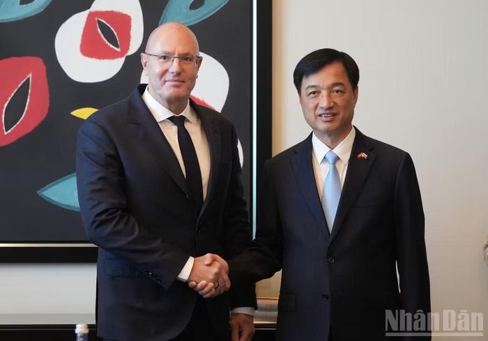 Trưởng Ban Tổ chức Trung ương Nguyễn Duy Ngọc và Phó Thủ tướng Chính phủ Liên bang Nga Dmitry Chernyshenko. (Ảnh: THANH THỂ)